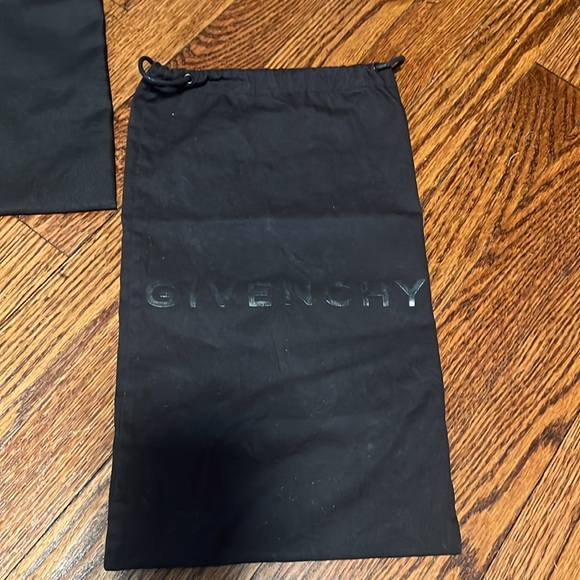 Givenchy - Picture 3 of 4